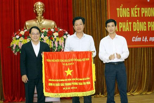 UBND P. Khuê Trung nhận cờ thi đua của Chính phủ