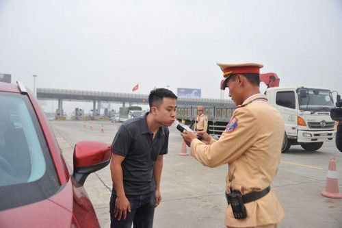 Kiểm tra nồng độ cồn tất cả tài xế vào cao tốc