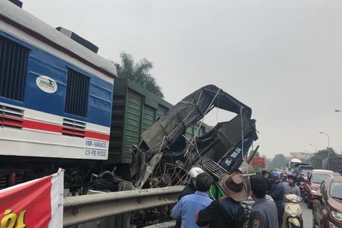Cố tình vượt đường ngang, xe tải bị tàu hỏa tông