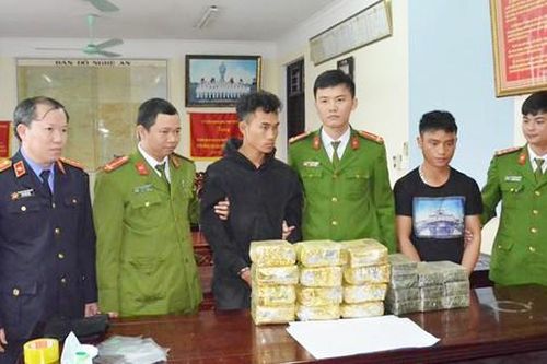 Bắt giữ hai người Lào vận chuyển 20 bánh heroin, 12kg ma túy đá vào Việt Nam