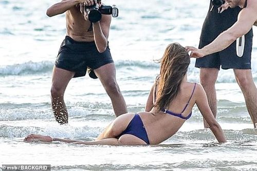Alessandra Ambrosio thả dáng chụp ảnh sexy trên biển với áo tắm nhỏ xíu