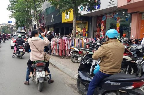 Đường Thủ đô ùn tắc vì loạn chợ cóc, chợ tạm giáp Tết