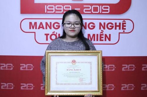Nữ sinh viên xương thủy tinh nhận bằng khen của Bộ trưởng Phùng Xuân Nhạ