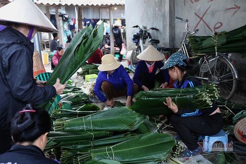 Chị em tay xách, nách mang ở chợ phiên chỉ dành cho phái nữ