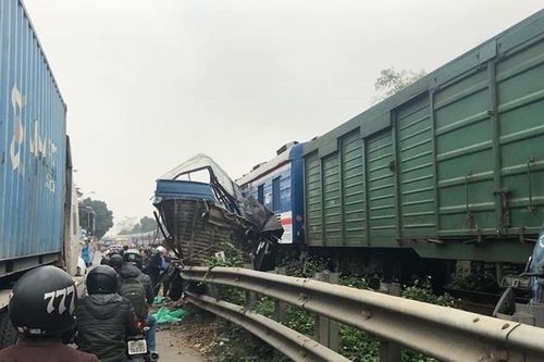 Ô tô tải băng qua đường ngang, bị tàu hỏa kéo xa hàng trăm mét