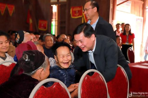 Chủ tịch UBND tỉnh Thái Thanh Quý thăm, chúc Tết đồng bào, chiến sỹ huyện Kỳ Sơn
