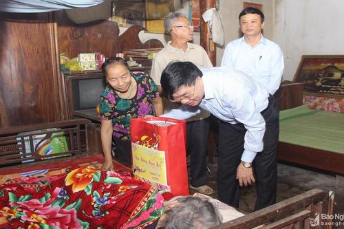Đồng chí Nguyễn Văn Thông chúc Tết, tặng quà tại huyện Tương Dương