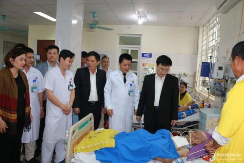 Phó Chủ tịch UBND tỉnh Bùi Đình Long chúc tết các đơn vị y tế