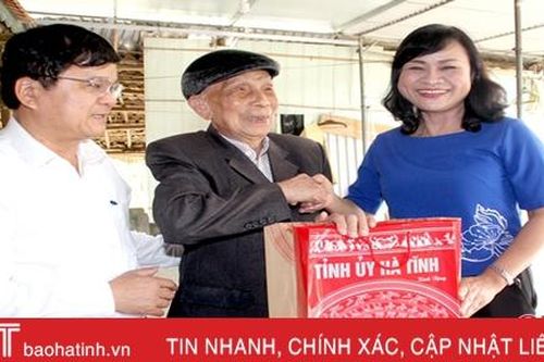 Lãnh đạo Hà Tĩnh thăm hỏi, tặng quà các đối tượng chính sách, đảng viên tiêu biểu dịp Tết Nguyên đán