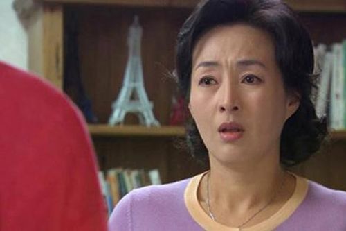 Nhiều lần bắt gặp mẹ chồng đi chân đất đến trường đón cháu khiến tôi tức điên nhưng đến khi biết sự thật thì đã quá muộn