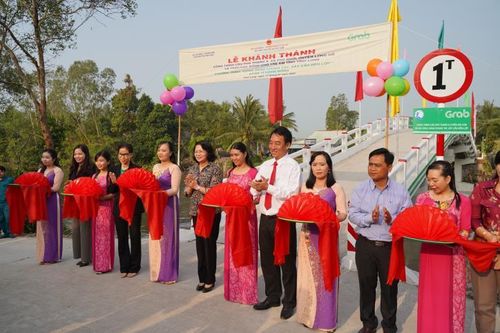Khánh thành cầu Phú Thạnh A và tặng học bổng cho trẻ em Vĩnh Long