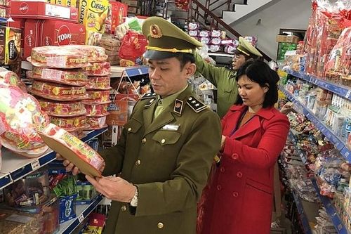 Phát hiện nhiều cửa hàng kinh doanh thực phẩm quá hạn sử dụng