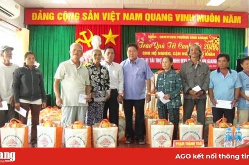 Trao gần 300 phần quà Tết cho hộ nghèo TP. Long Xuyên