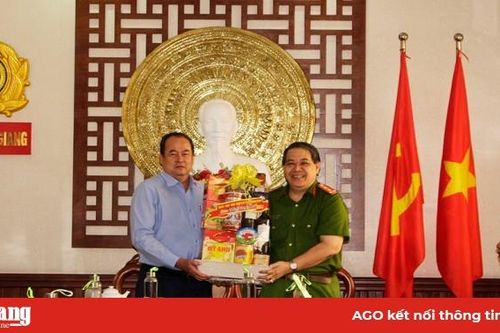 Chủ tịch UBND tỉnh An Giang Nguyễn Thanh Bình thăm, chúc Tết lực lượng công an
