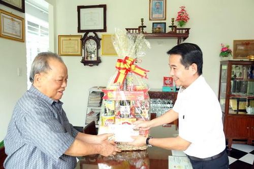 Trưởng ban Tuyên giáo Tỉnh ủy thăm chúc tết nguyên lãnh đạo tỉnh