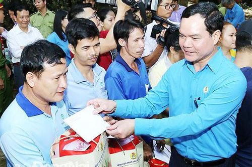 Để người lao động nào cũng có Tết
