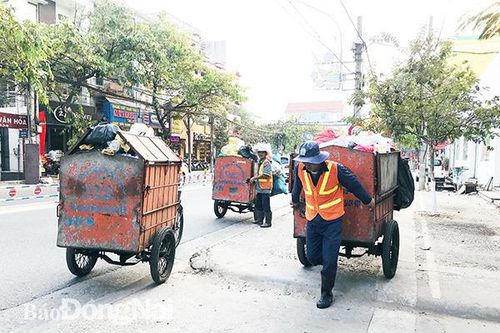 Nhọc nhằn dọn rác ngày Tết