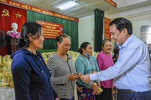 Công ty Yến sào Khánh Hòa tặng quà cho người có công và các đối tượng xã hội