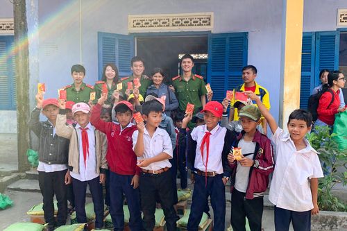Chi đoàn Đài Phát thanh và Truyền hình Khánh Hòa cùng các chi đoàn kết nghĩa: Trao quà Tết cho học sinh xã Ninh Tây