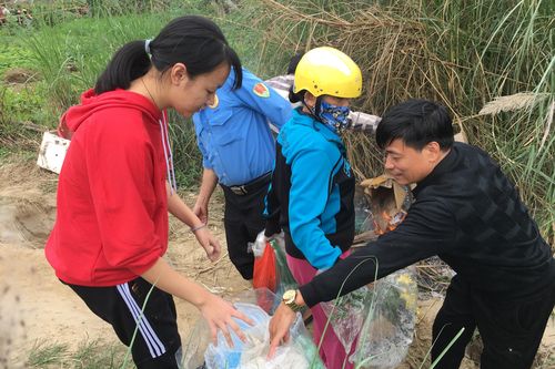 Việc làm nhỏ, ý nghĩa lớn trong ngày thả cá chép