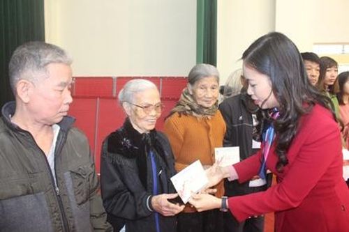 Đảng ủy Khối Cơ quan và Doanh nghiệp tỉnh tặng quà Tết cho gia đình chính sách, hộ nghèo tại xã Gia Trung