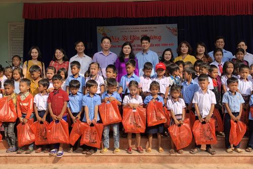 Trao quà Tết cho học sinh nghèo miền núi
