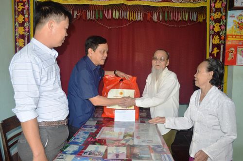Trưởng Đoàn ĐBQH tỉnh Quảng Trị Hoàng Đức Thắng thăm, tặng quà Tết cho các gia đình chính sách, hộ nghèo ở huyện Vĩnh Linh và Gio Linh