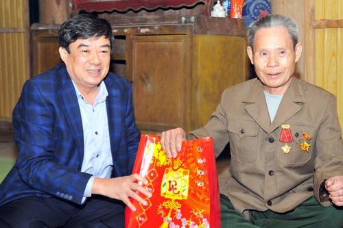 Đồng chí Phó Bí thư Thường trực Tỉnh ủy tặng quà gia đình chính sách huyện Na Hang