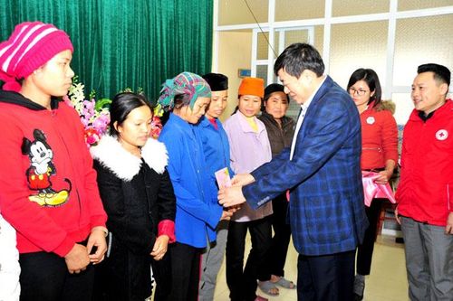 Đồng chí Phó Bí thư Thường trực Tỉnh ủy tặng quà tại huyện Na Hang