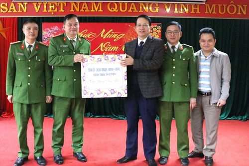 Lãnh đạo tỉnh tặng quà, chúc Tết các đơn vị