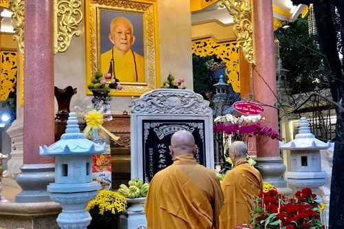 Trưởng lão HT.Thích Trí Quảng đảnh lễ tháp Phù ThiTưởng niệm Đại lão HT.Thích Trí Tịnh