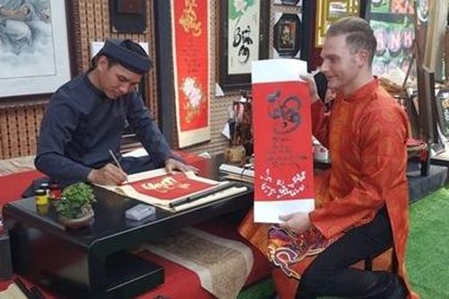 Giữ mỹ tục dân tộc qua xin chữ đầu xuân
