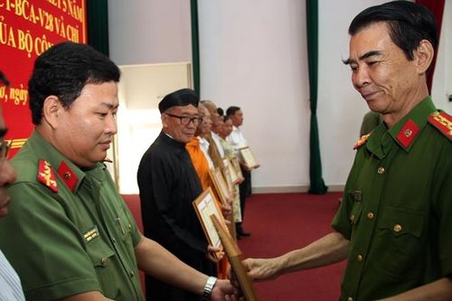 Văn phòng thường trú Báo CAND tại ĐBSCL được Chủ tịch UBND TP Cần Thơ tặng Bằng khen