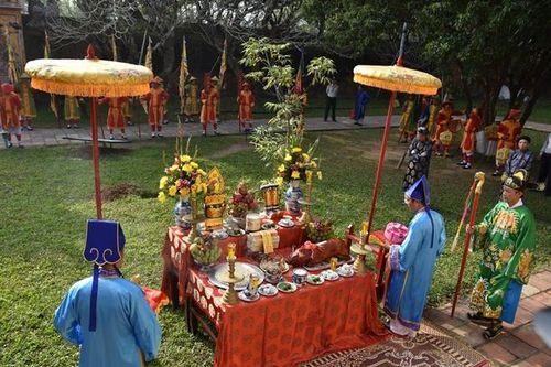 Dựng nêu báo hiệu 'Tết đến' trong Kinh thành Huế