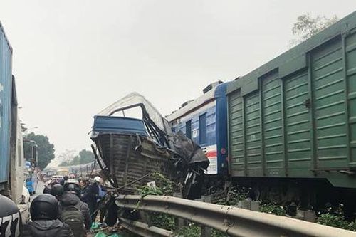 Hà Nội: Tàu hỏa 'vò nát' ô tô chở cá băng qua đường ray, 1 người nguy kịch