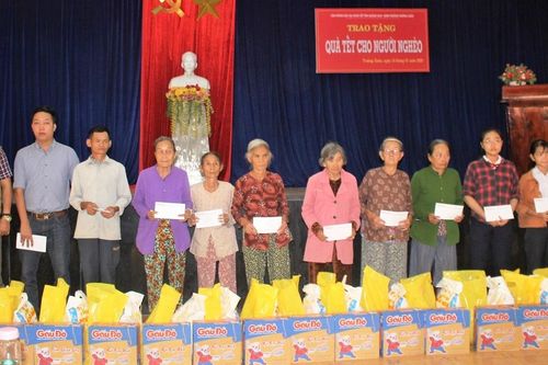 Quảng Nam: Văn phòng báo Đại Đoàn Kết tặng quà Tết cho các hộ khó khăn