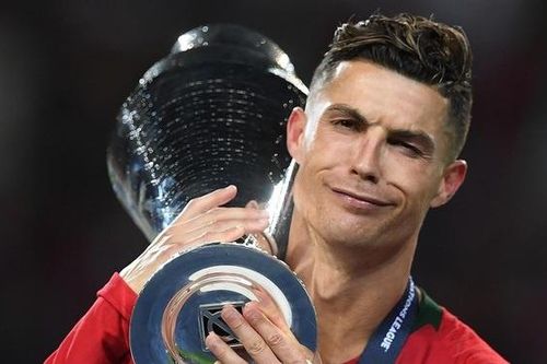 HLV Sarri khó chịu khi nhìn Ronaldo thua Messi