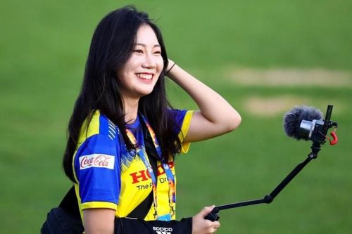 Phóng viên Hàn Quốc và những cô gái gây thương nhớ tại VCK U23 châu Á