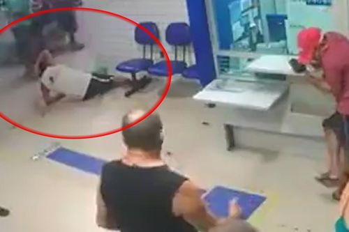 Người đàn ông rách chân vì bị cảnh sát bắn trúng ở Brazil