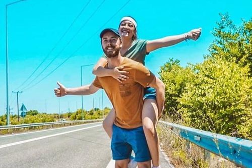 Cặp đôi du lịch qua 13 nước bằng cách đi nhờ xe