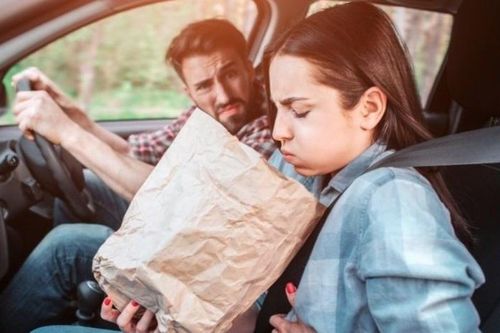 Tại sao một số người dễ bị say xe?