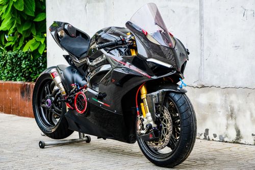 Ducati Panigale V4 với gói độ xe đua tiền tỷ tại TP.HCM