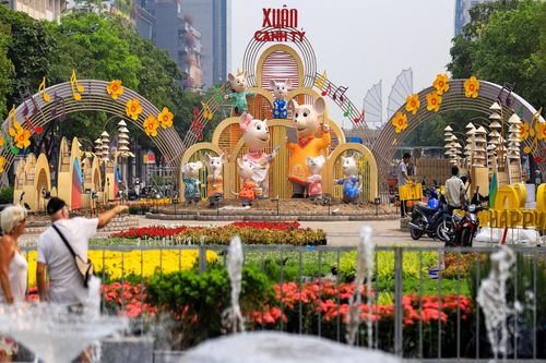 Đường hoa Nguyễn Huệ rực rỡ sắc màu trước ngày khai mạc