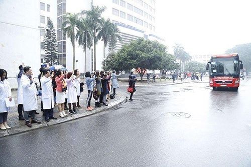 Thêm nhiều người bệnh được 'chuyến xe yêu thương' đưa về quê đón Tết