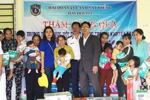 Cảnh sát biển thăm, tặng quà Tết trẻ em khuyết tại Quảng Nam