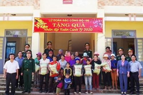 Lữ đoàn Đặc công 198 (Binh chủng Đặc công) tặng hơn 2 tấn gạo cho hộ nghèo vùng khó khăn