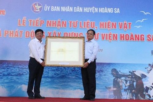 Tiếp nhận nhiều tư liệu, hiện vật quý về Hoàng Sa