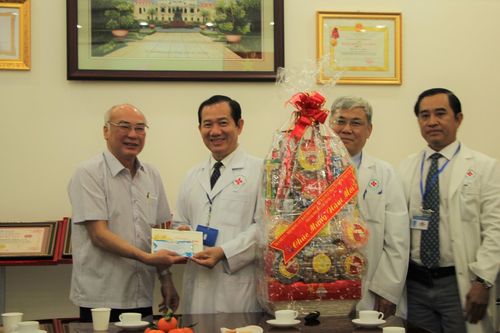 Lãnh đạo TPHCM thăm, chúc tết bà con Quận 5 và Bệnh viện Nhân dân 115