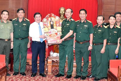 Đồng chí Nguyễn Thành Phong thăm, chúc tết một số đơn vị quân đội và cá nhân
