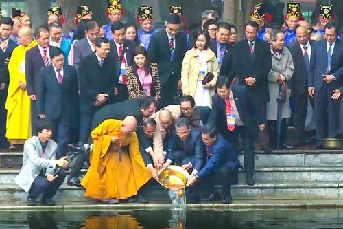{Trực tuyến} Đoàn kiều bào tiêu biểu dâng hương và thả cá tại Đền Đô, Bắc Ninh